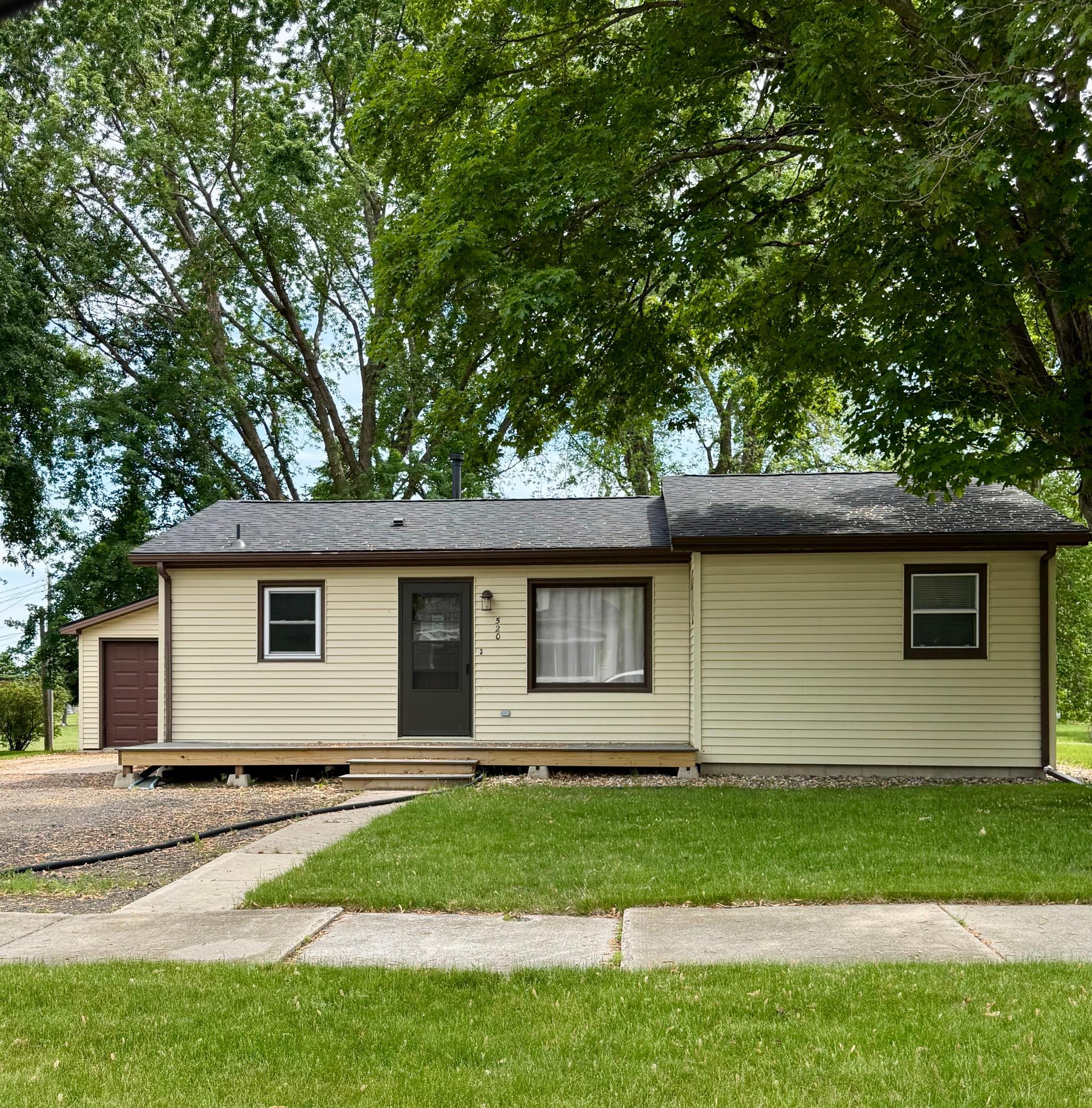 520 13th St, Howard Lake, MN 55349