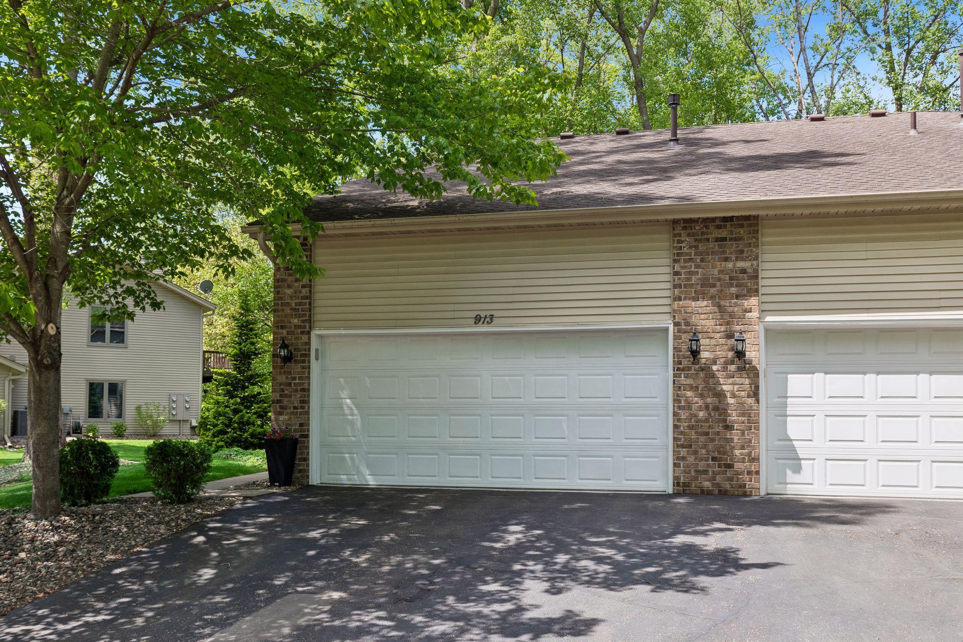 913 Oakwood Heights Cir, Eagan, MN 55123