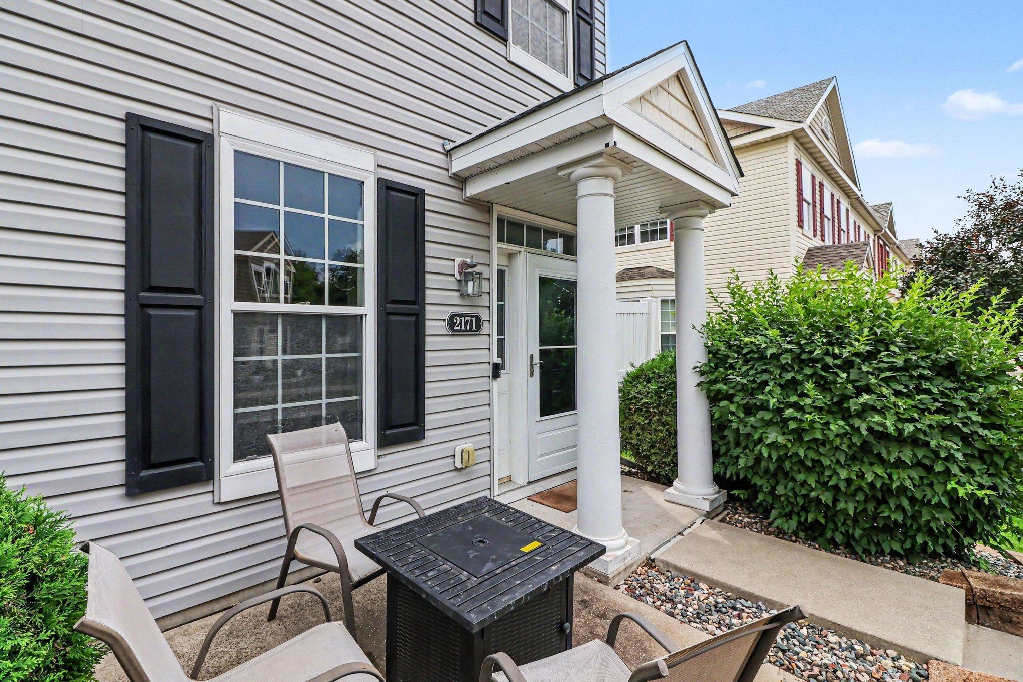 2171 Shamrock Pl, Chaska, MN 55318