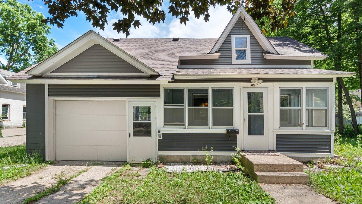 915 3rd Ave NW, Faribault, MN 55021