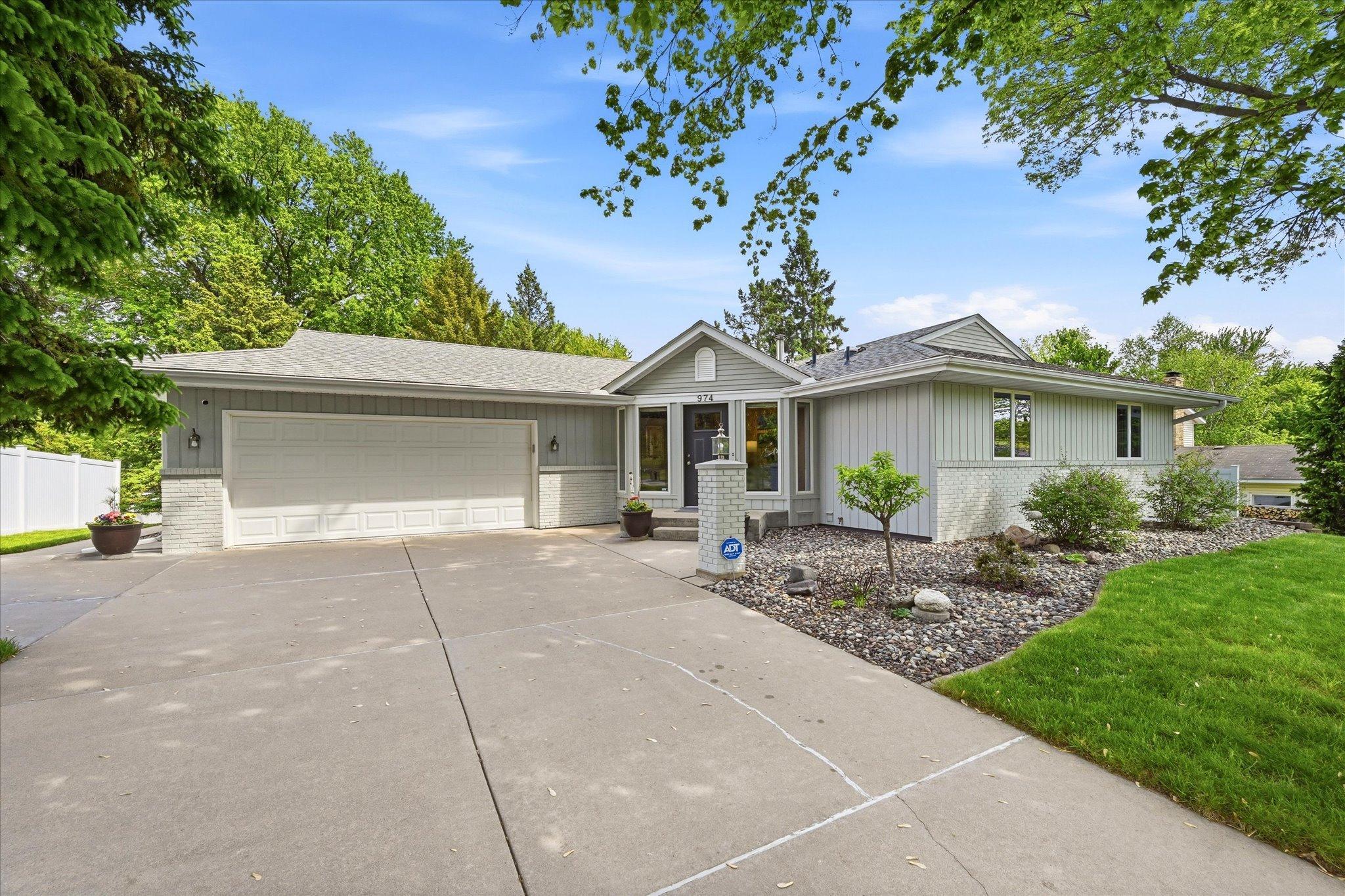 974 Kohlman Ln, Maplewood, MN 55109