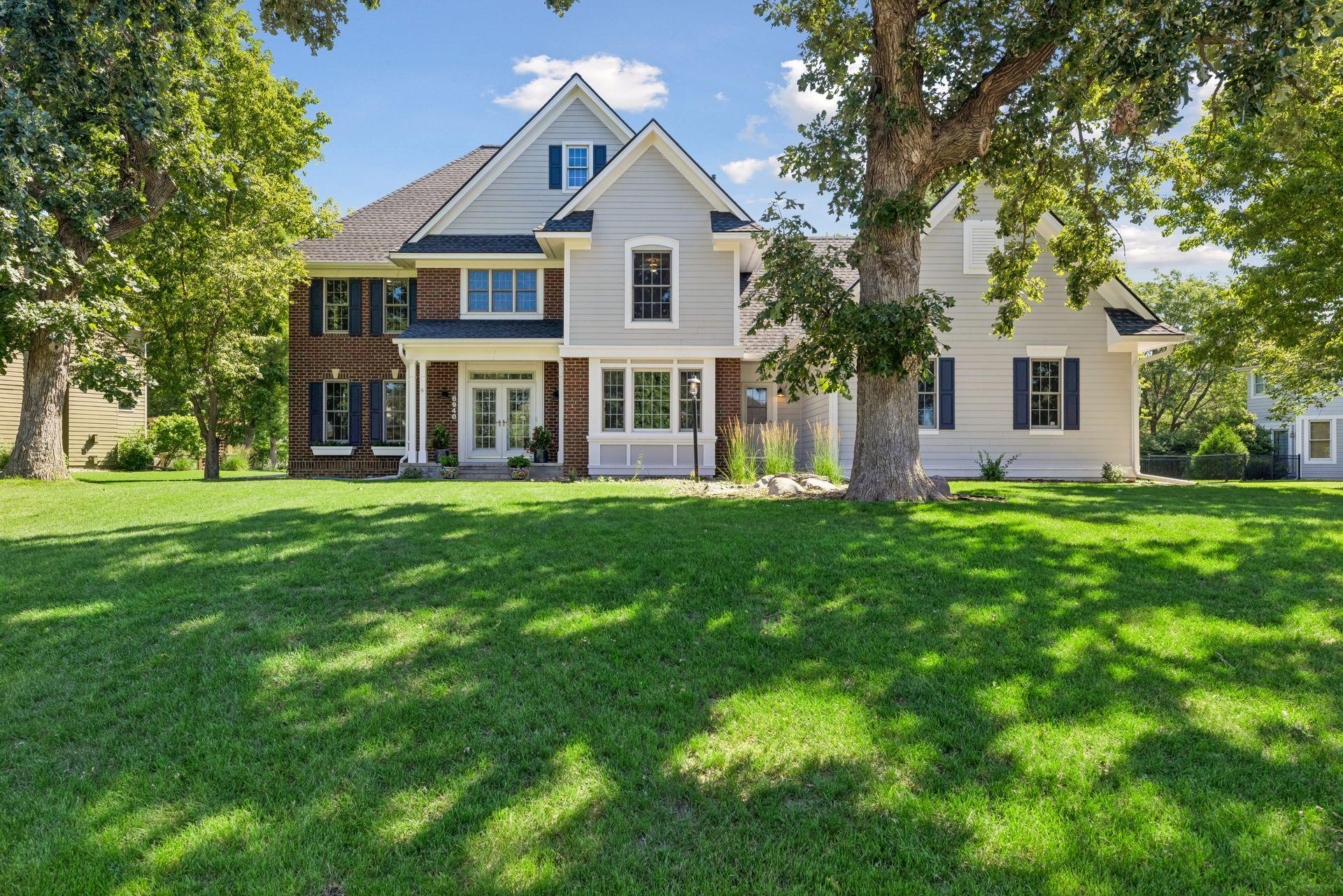 8940 Highview Ln, Woodbury, MN 55125