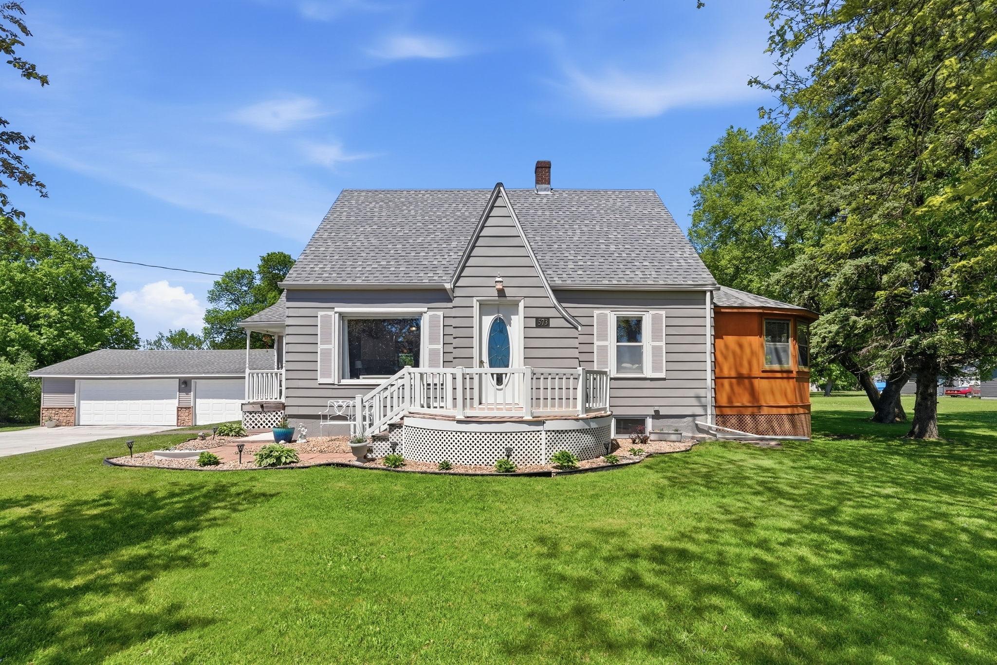 573 Stearns Ave E, Eden Valley, MN 55329
