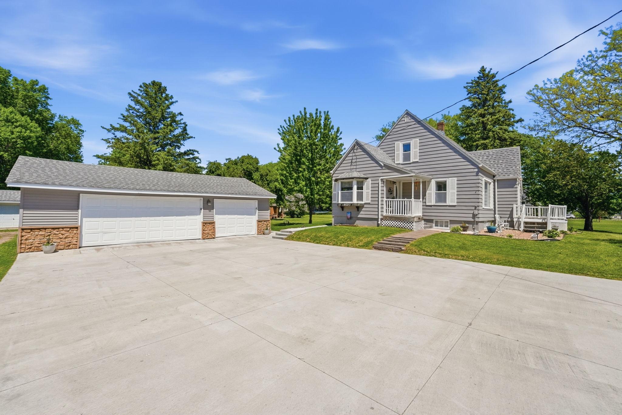 573 Stearns Ave E, Eden Valley, MN 55329