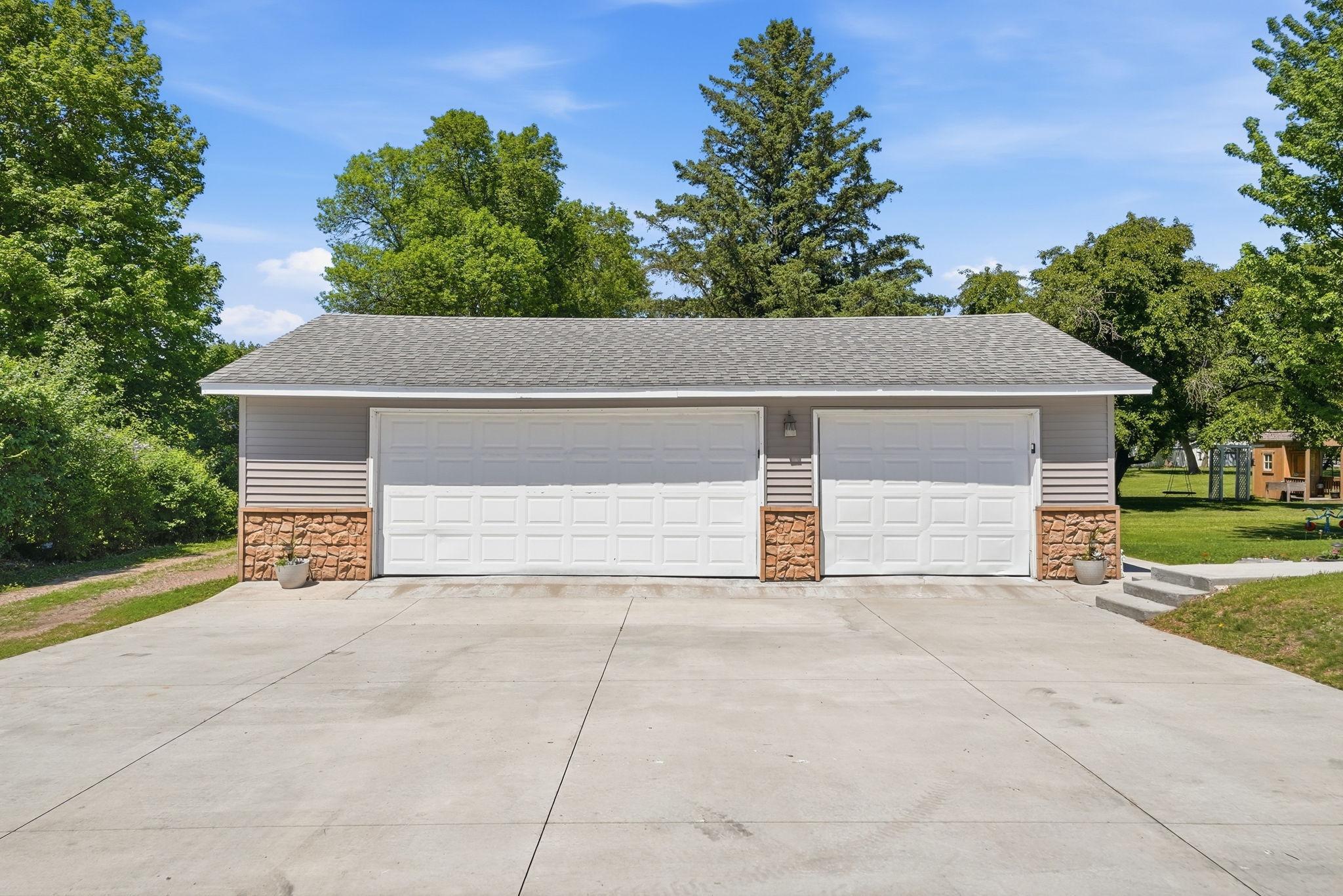 573 Stearns Ave E, Eden Valley, MN 55329