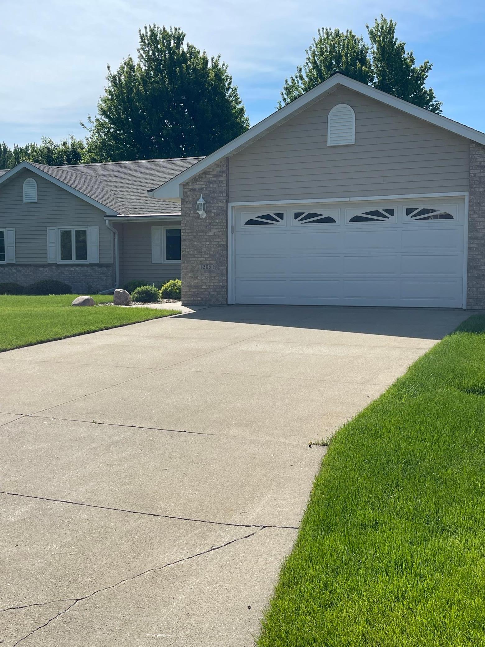 1205 26th St SW, Austin, MN 55912