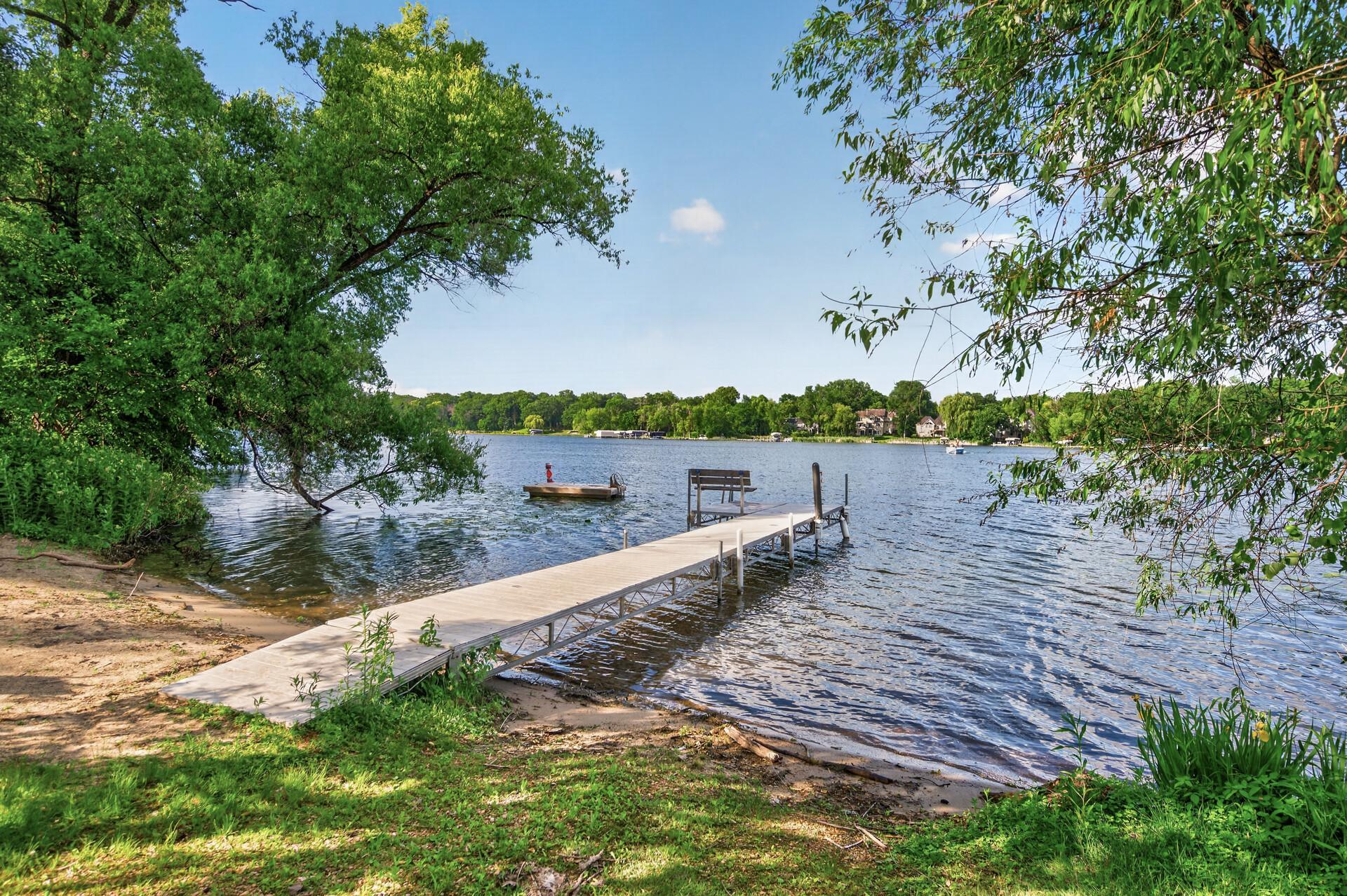 381 Del Rio Dr, Chanhassen, MN 55317
