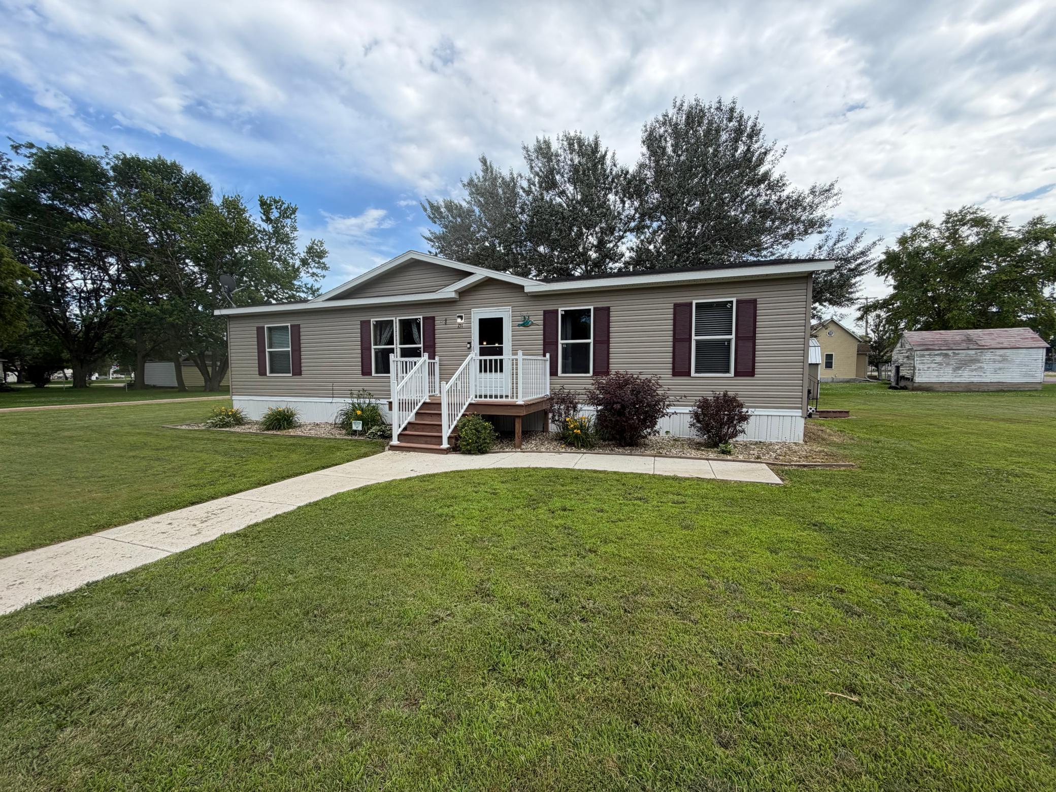 751 Dewey St, Walnut Grove, MN 56180