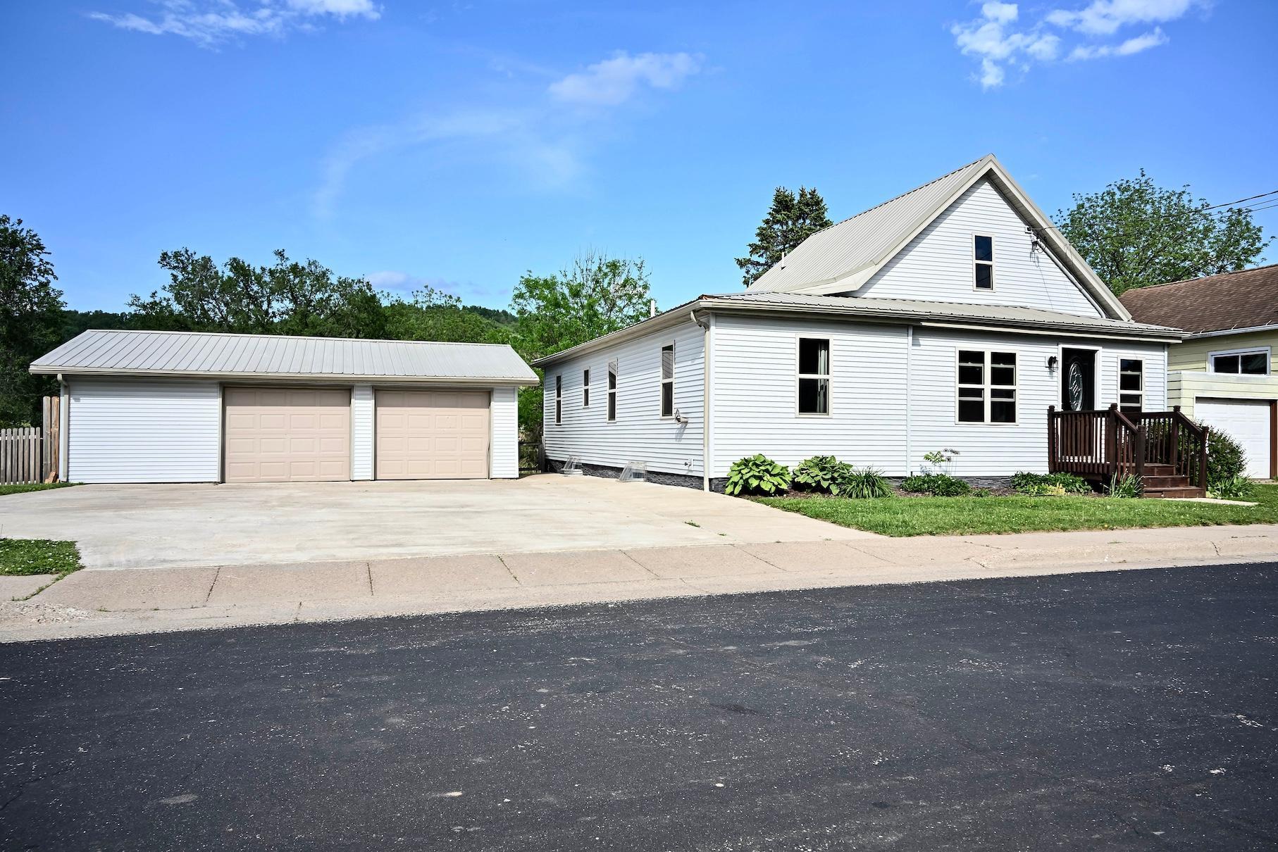 128 Washington St, Rollingstone, MN 55969