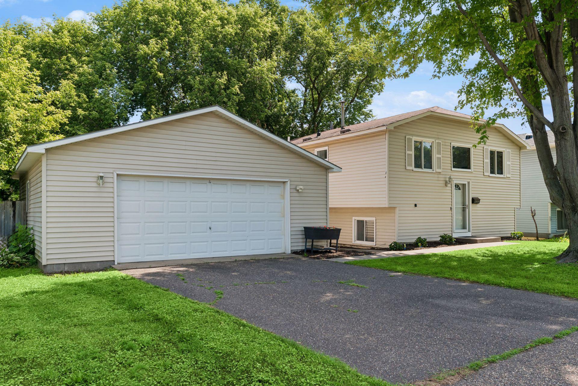 1888 Walnut St, Lauderdale, MN 55113