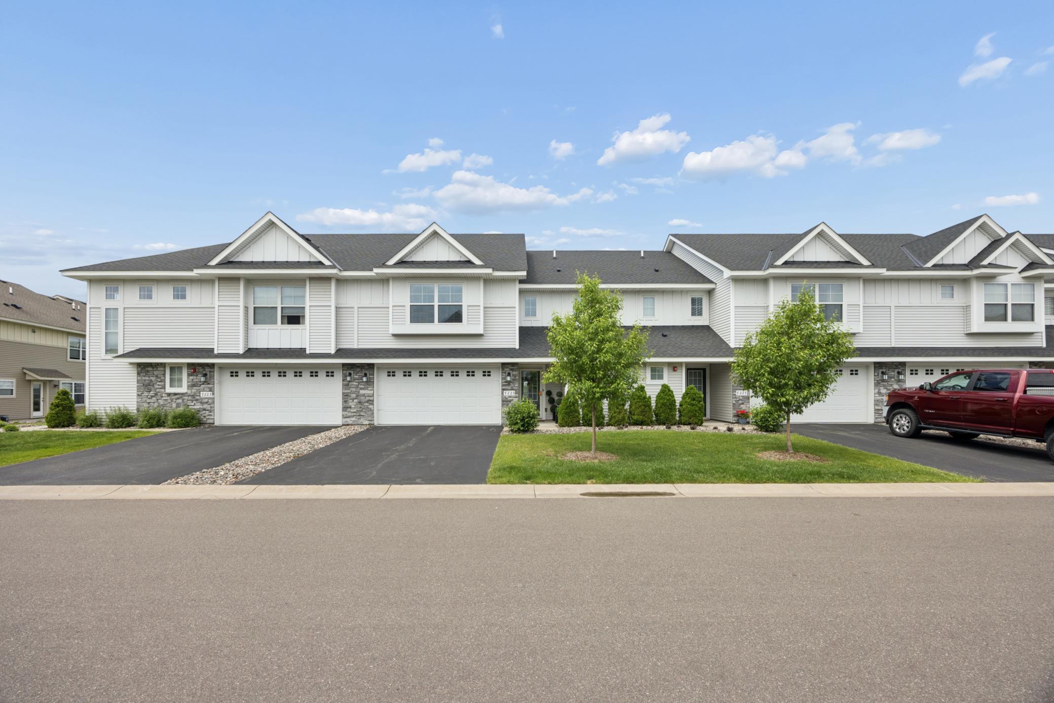 7225 Dora Dr, Lino Lakes, MN 55038