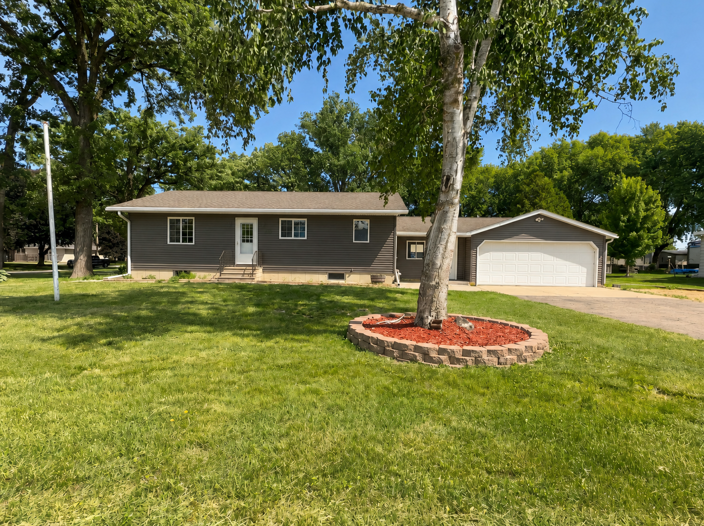 104 Oak St W, Rose Creek, MN 55970