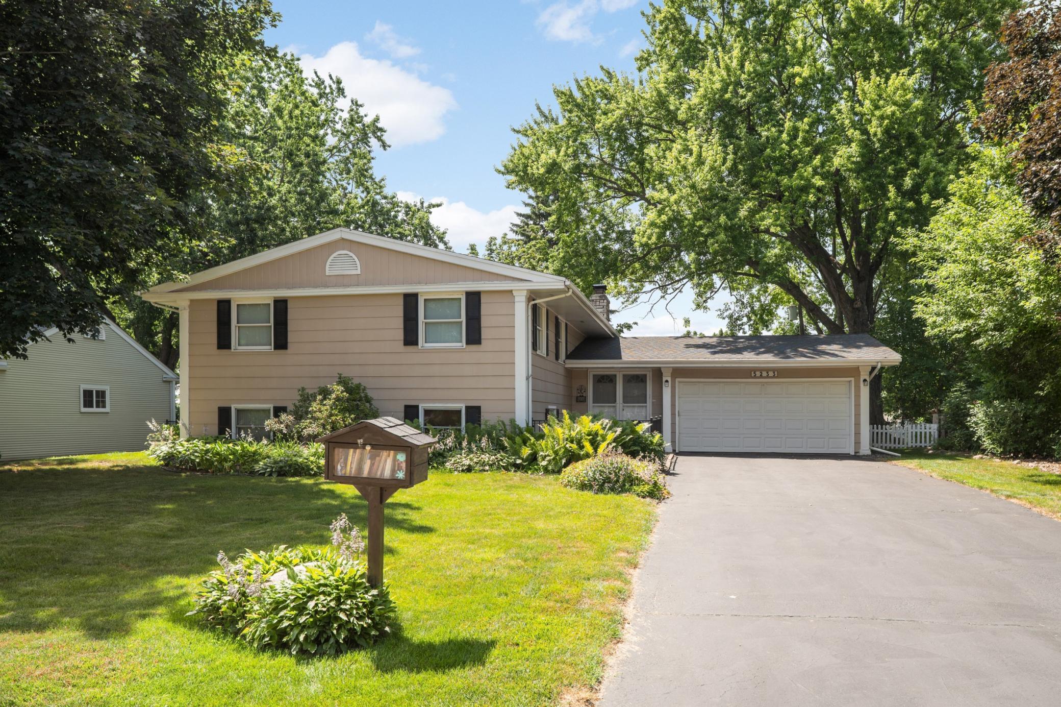 5233 W 105th St, Bloomington, MN 55437