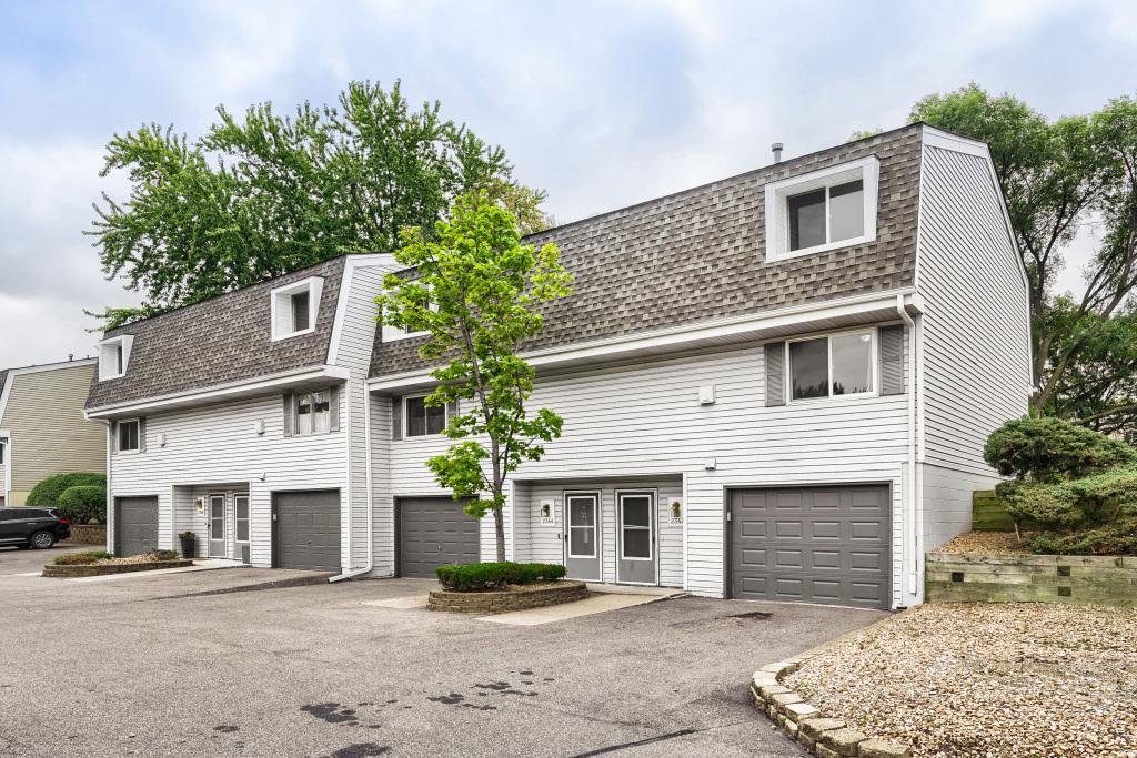 2342 Dorland Pl E, Maplewood, MN 55119