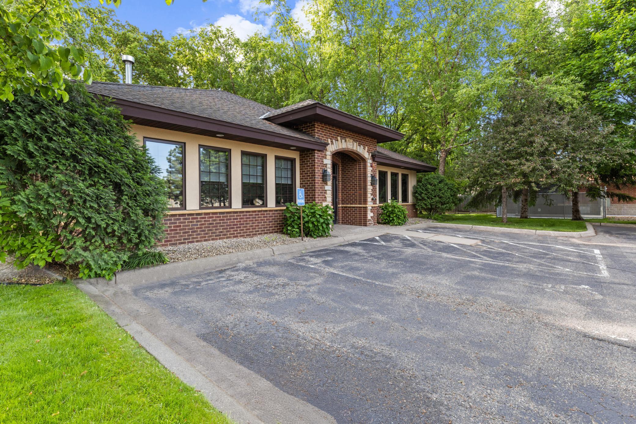 9340 Hennepin Town Rd, Eden Prairie, MN 55347