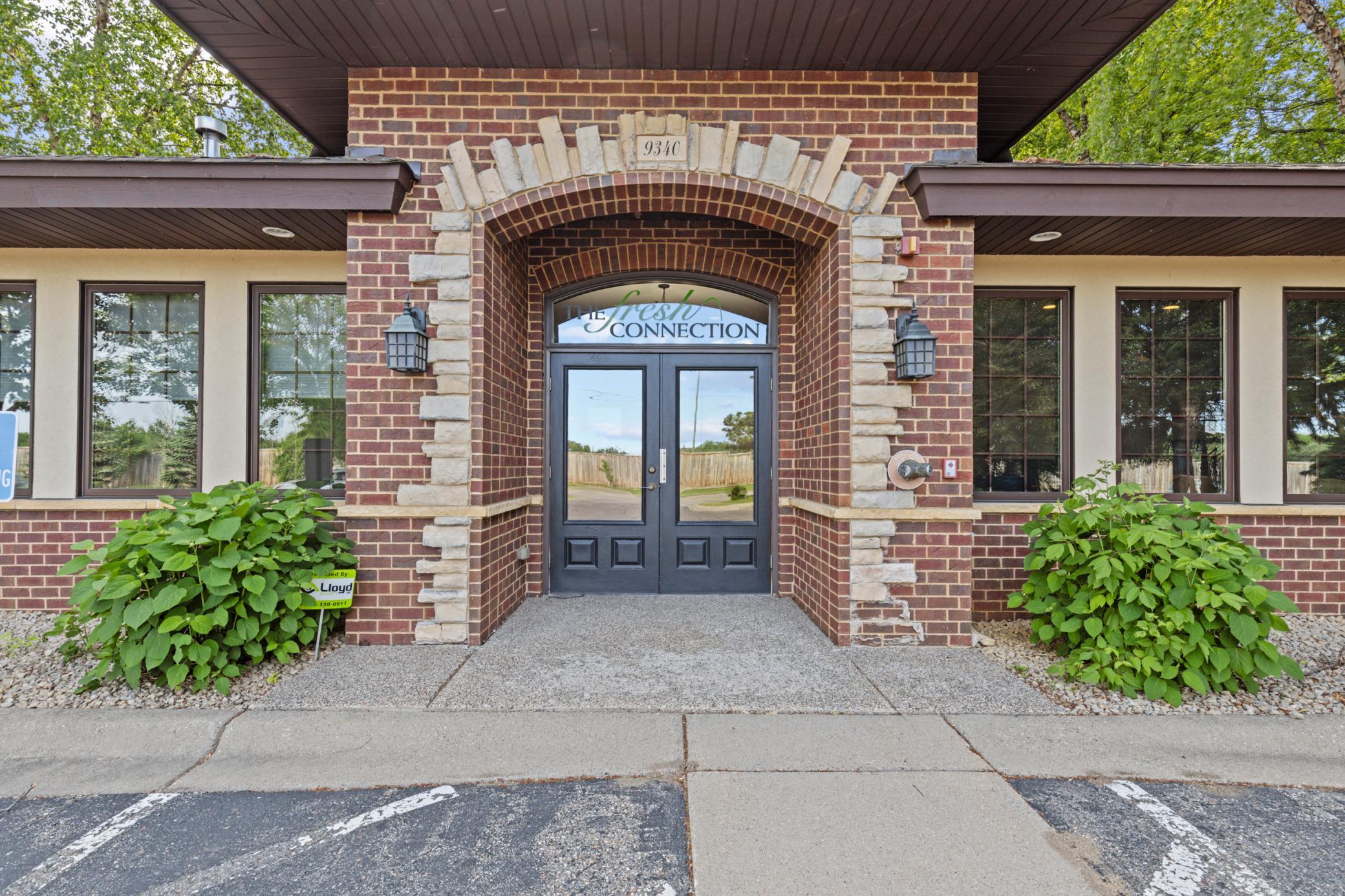 9340 Hennepin Town Rd, Eden Prairie, MN 55347