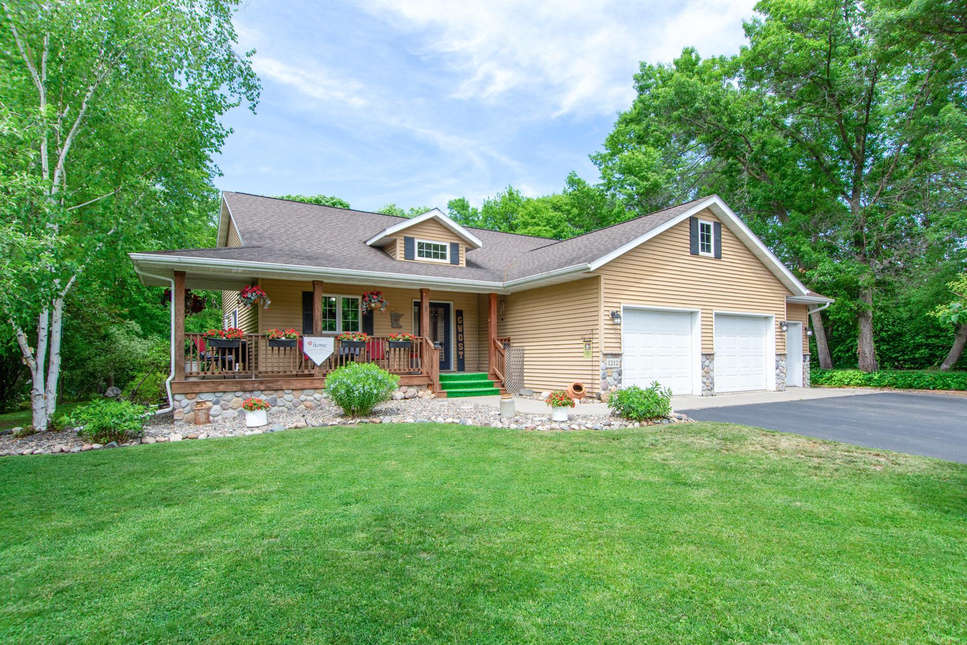 1212 Parkview Dr SW, Little Falls, MN 56345