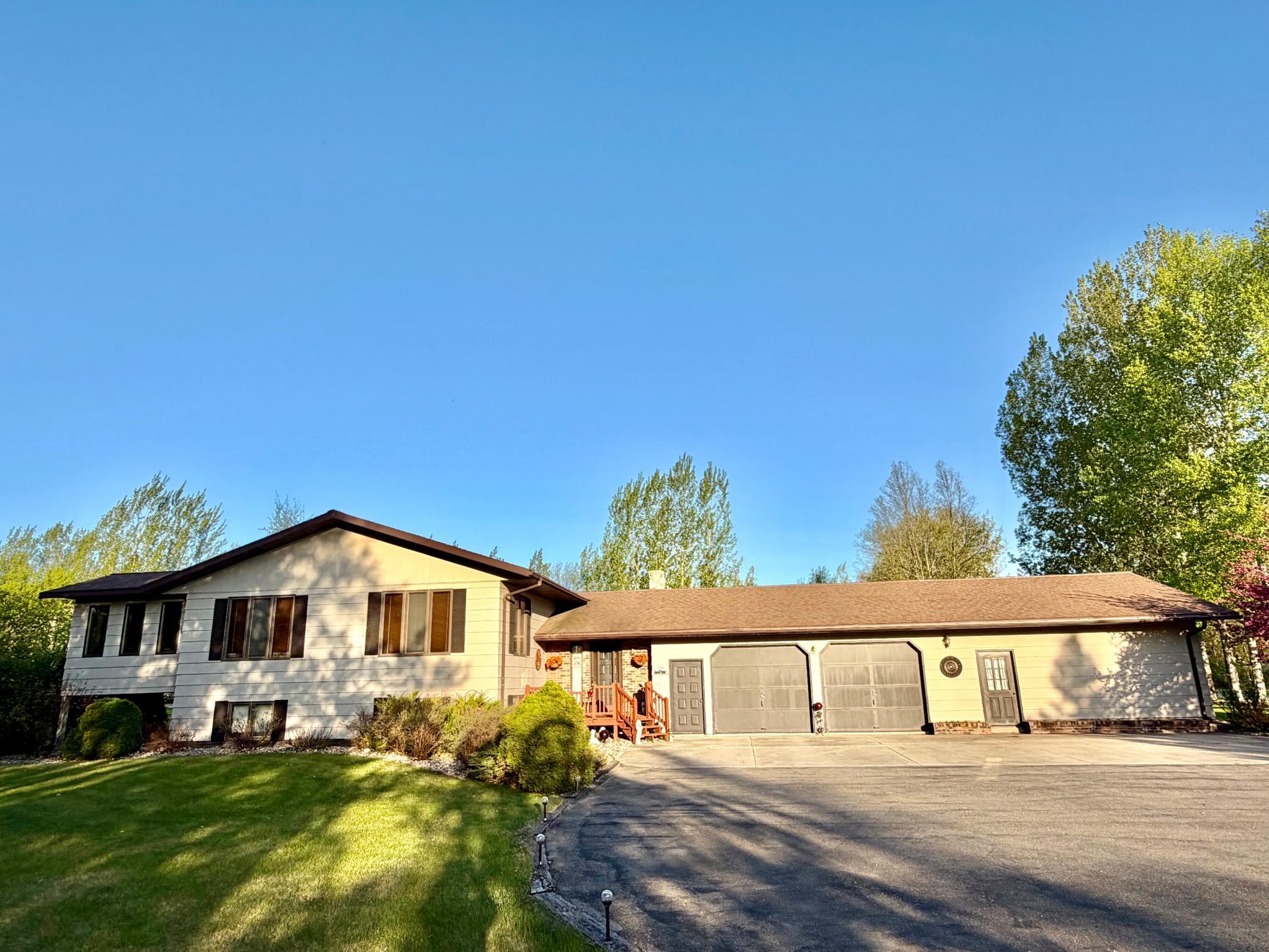 101 17th Ave NE, Roseau, MN 56751