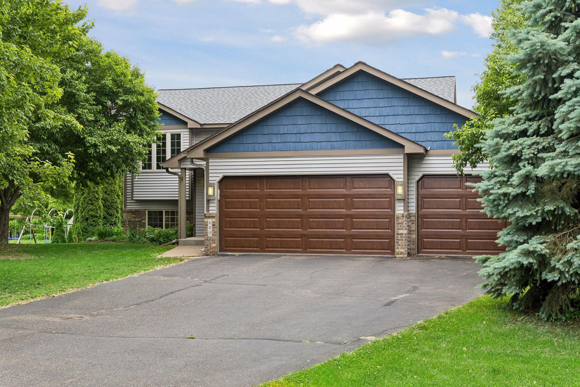 680 Lois Ln, Lino Lakes, MN 55014