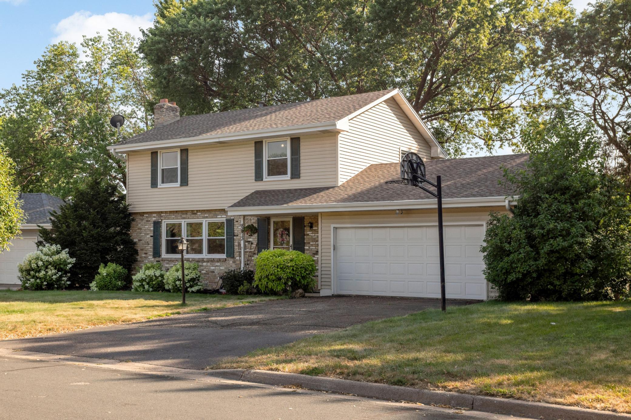 8473 Meadow Lake Rd N, New Hope, MN 55428