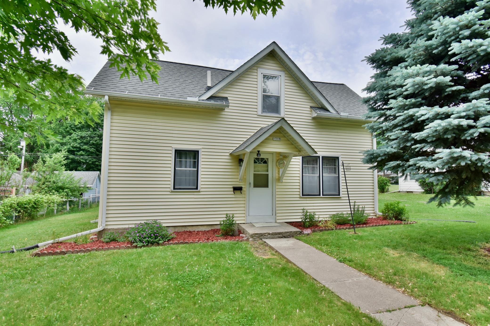 1319 Chandler Ave N, Glencoe, MN 55336