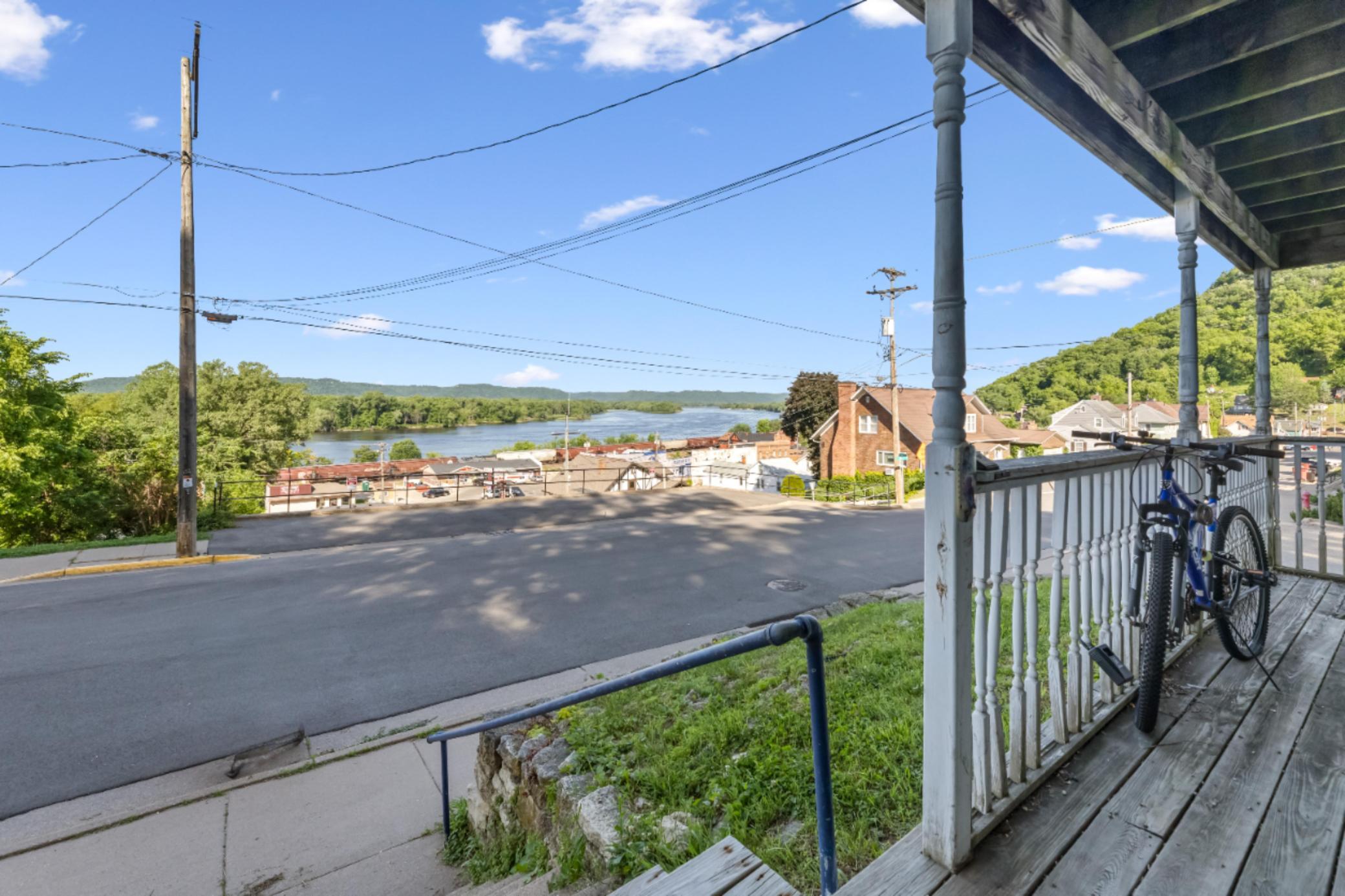 108 S Hill St, Fountain City, WI 54629