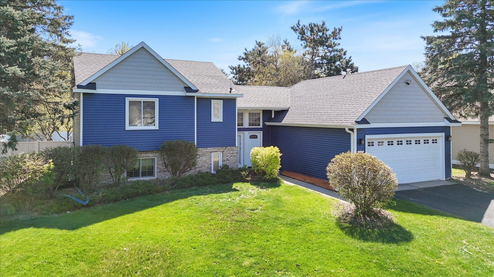 512 Hyde Ave N, Mahtomedi, MN 55115