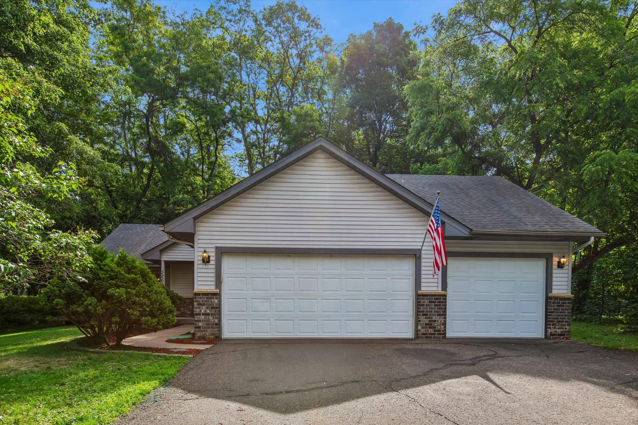 326 Warner Ave N, Mahtomedi, MN 55115