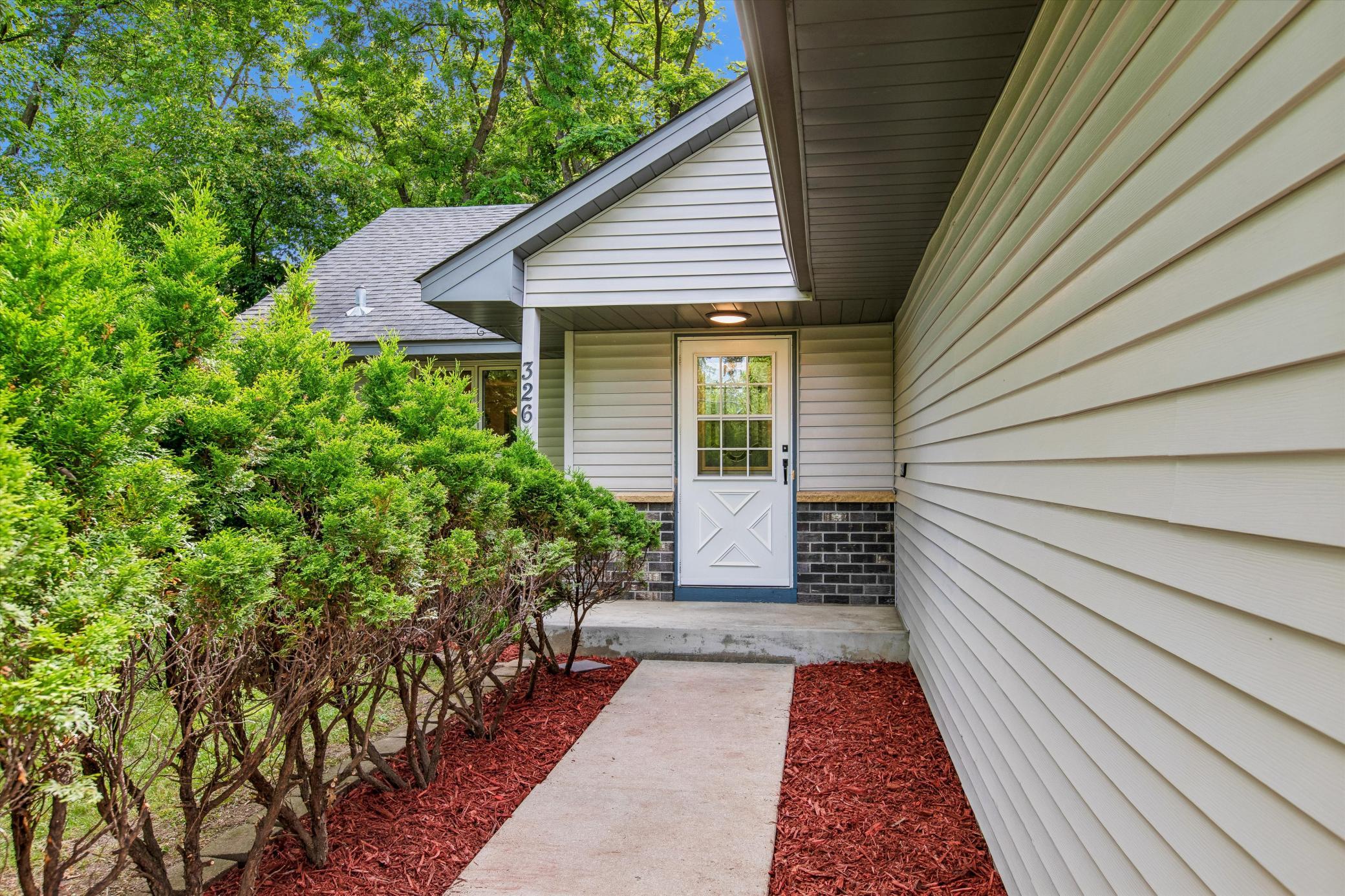 326 Warner Ave N, Mahtomedi, MN 55115