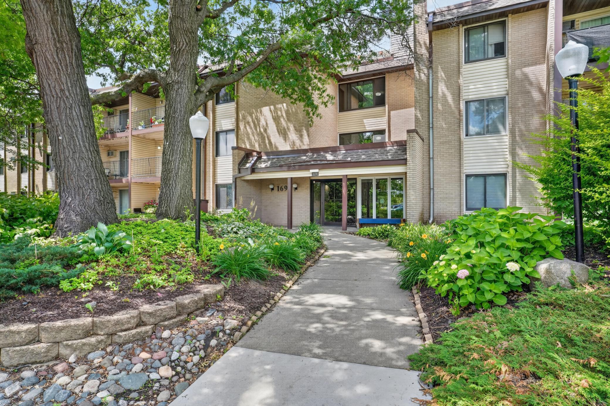 1690 Highway 36 W #320, Roseville, MN 55113