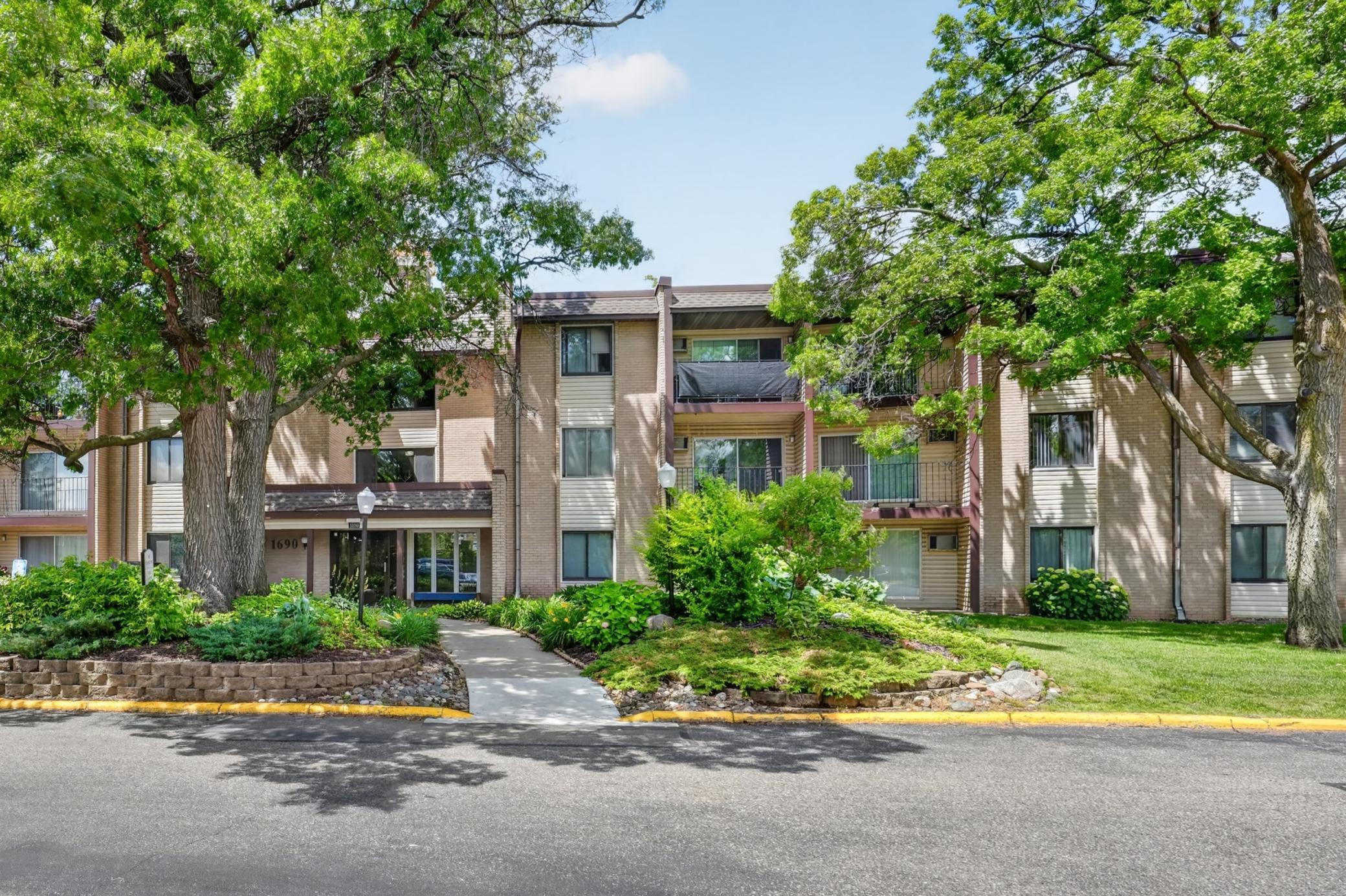 1690 Highway 36 W #320, Roseville, MN 55113