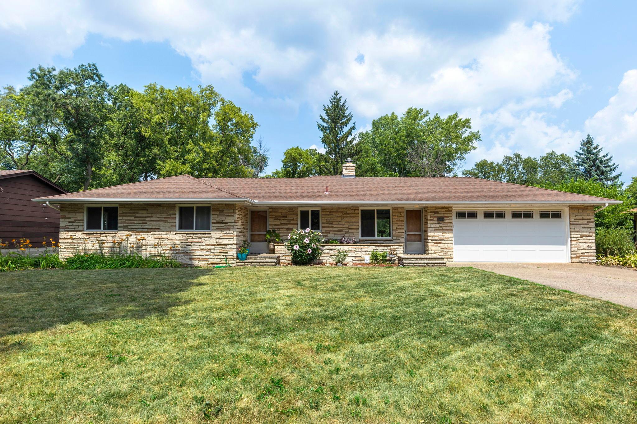 408 Woodland Dr, Burnsville, MN 55337