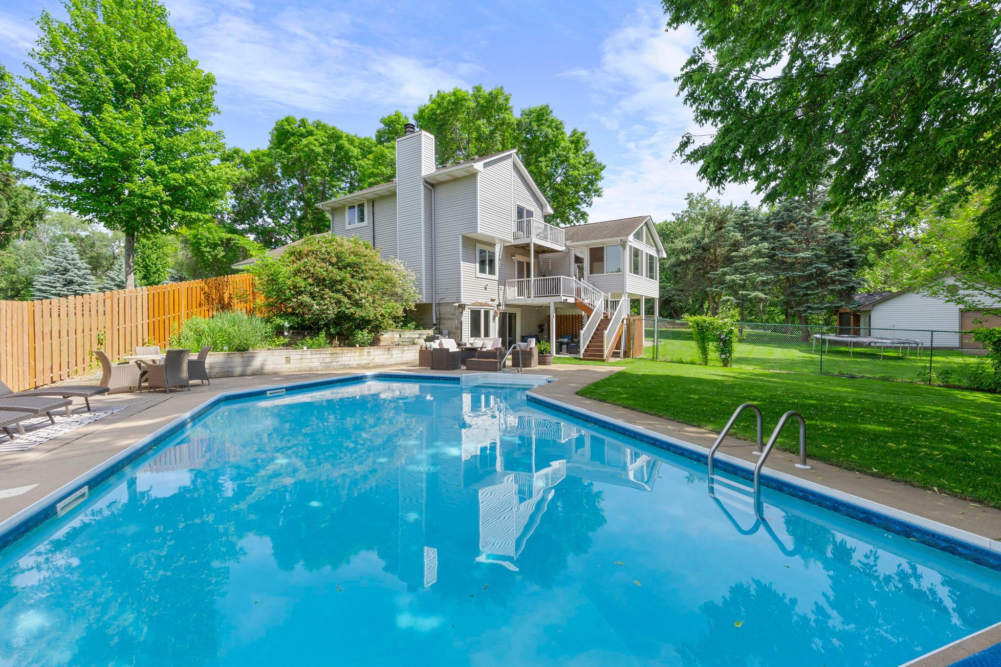 8204 Horizon Dr, Shakopee, MN 55379