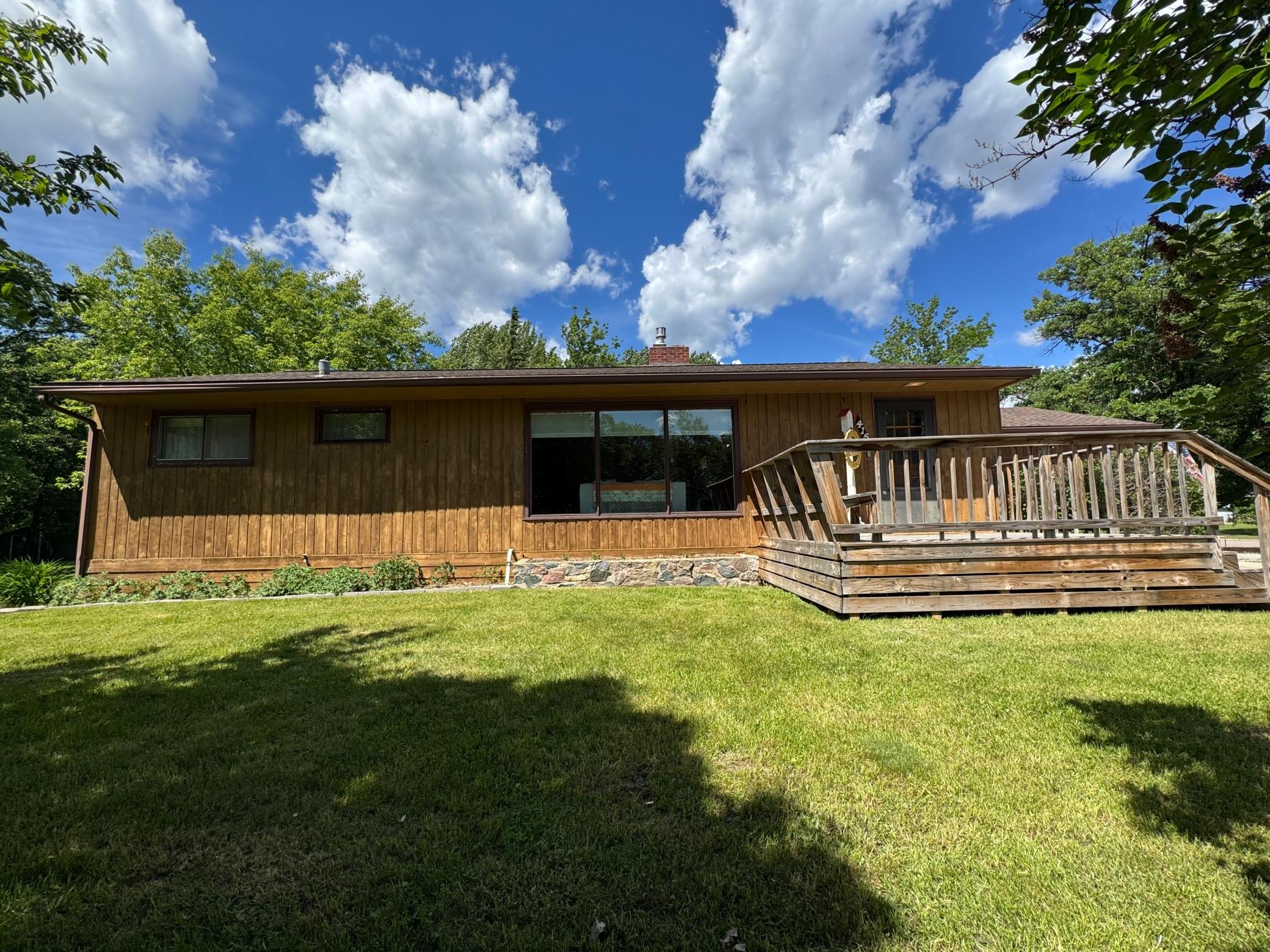 415 Roosevelt St NE, Warroad, MN 56763