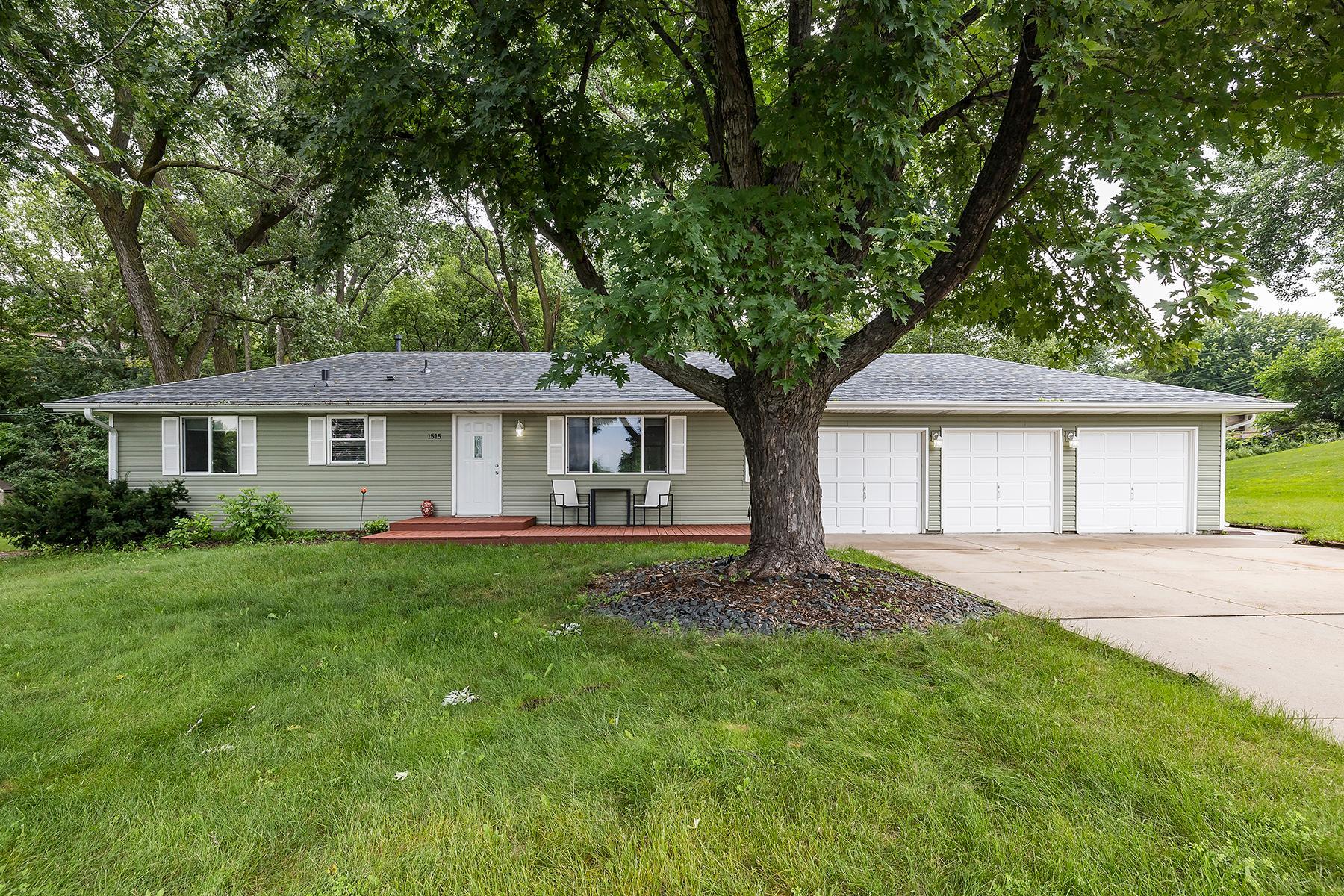 1515 Woodhill Rd, Burnsville, MN 55337
