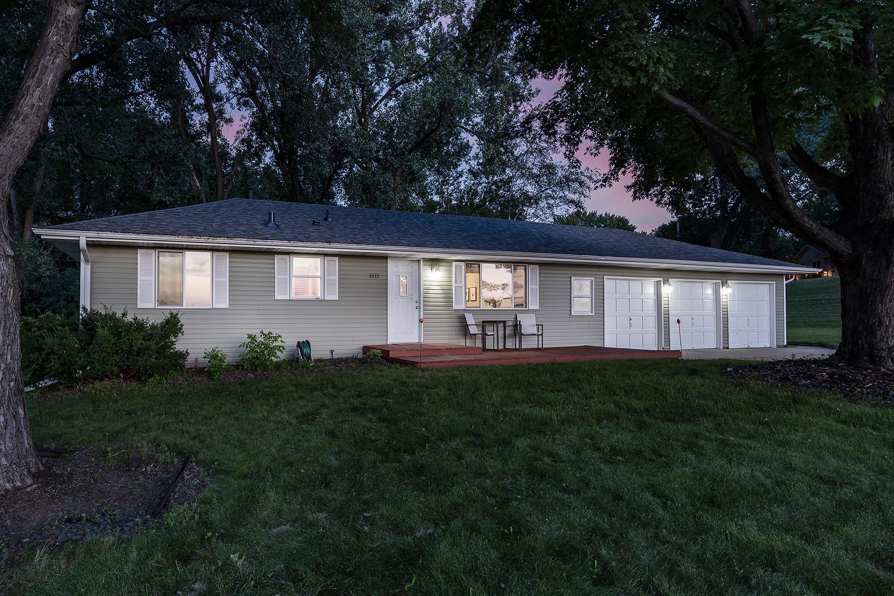 1515 Woodhill Rd, Burnsville, MN 55337