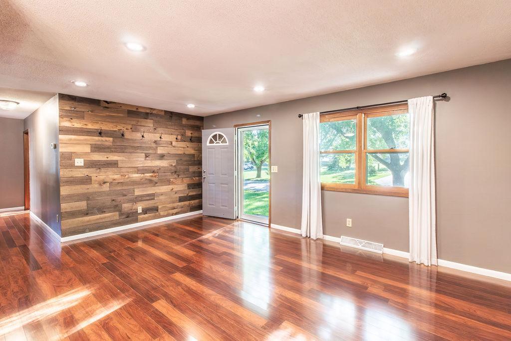 112 4th St S, Raymond, MN 56282