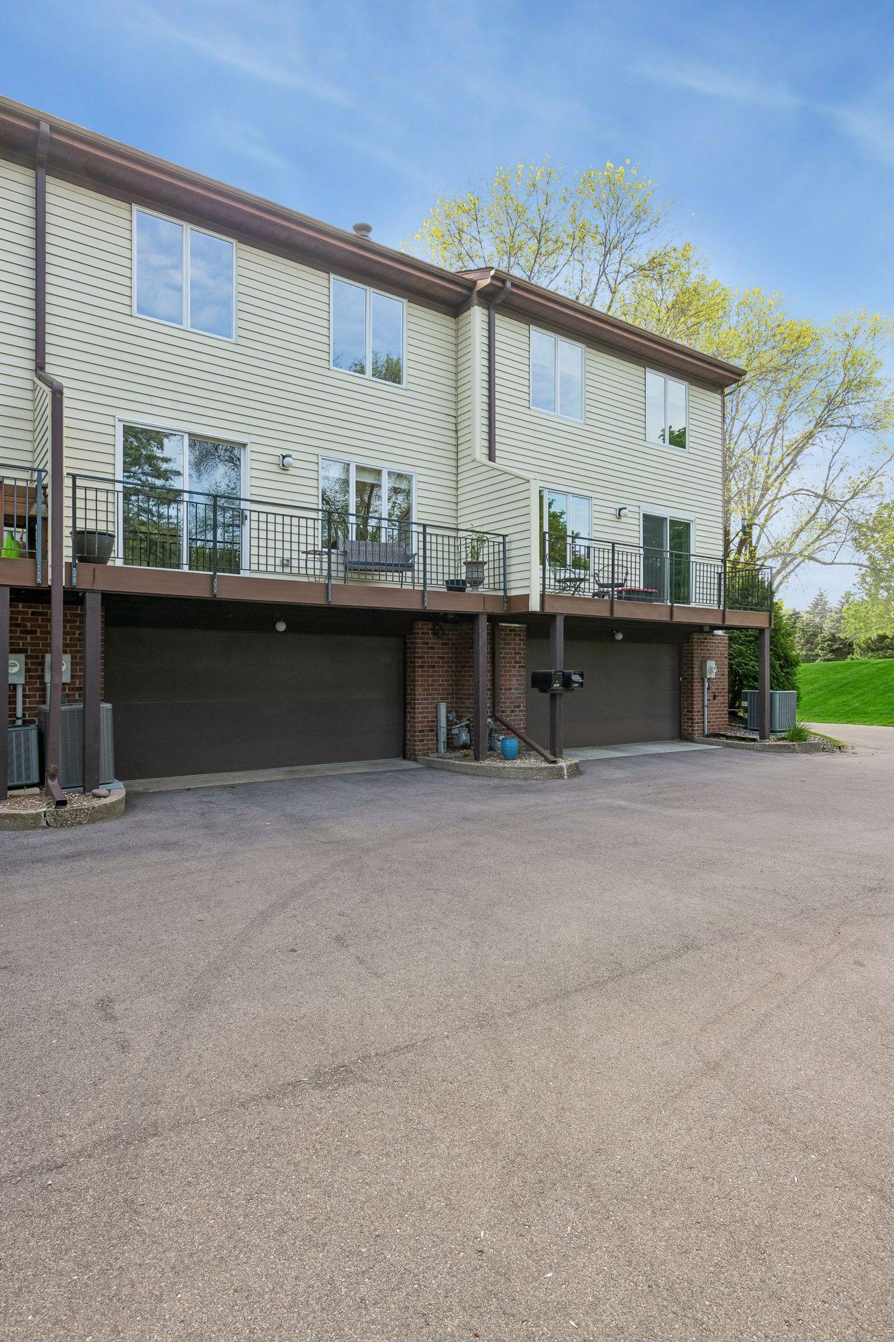 1092 Ivy Hill Dr, Mendota Heights, MN 55118