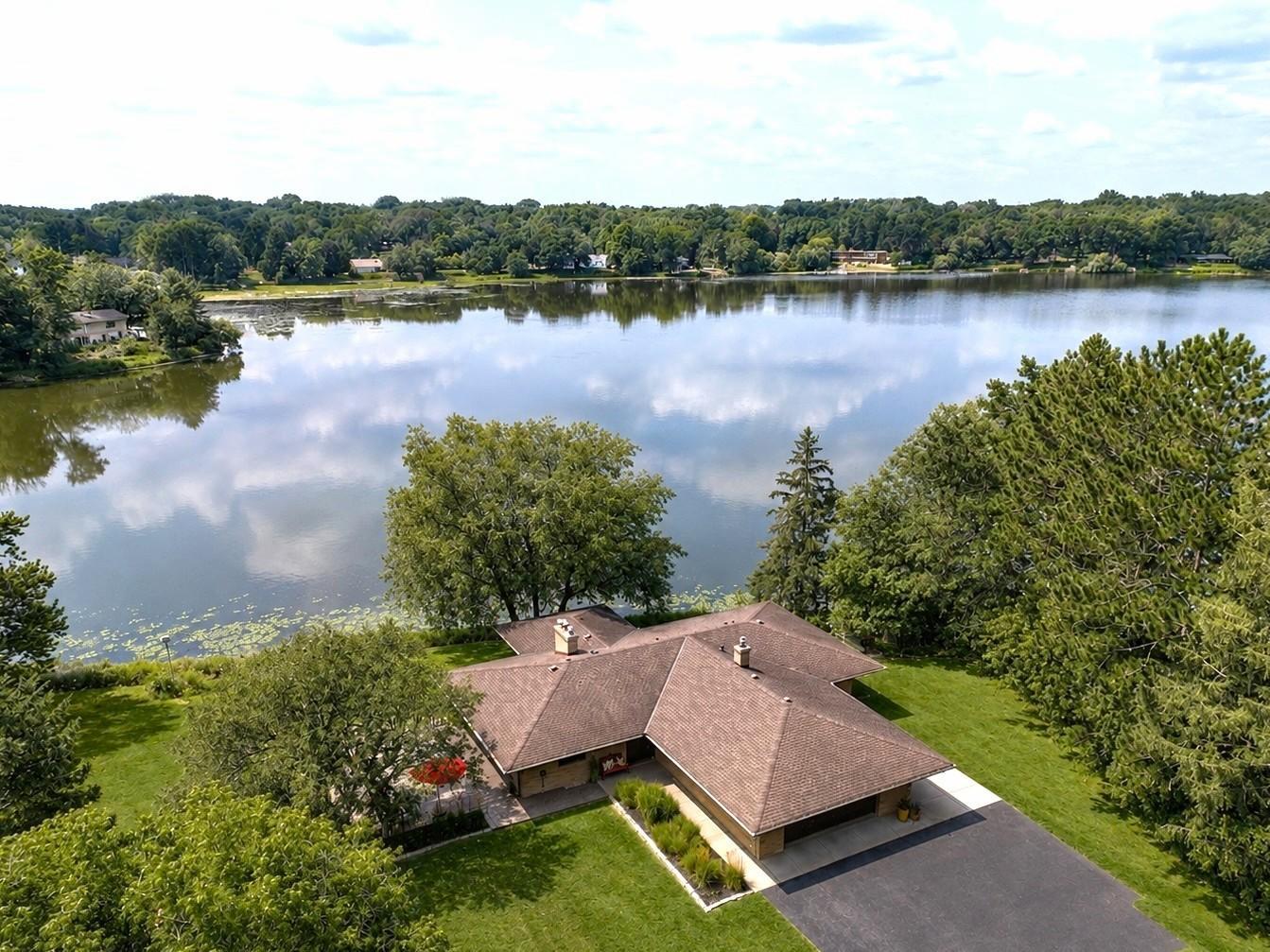 19 Dove Ln, North Oaks, MN 55127