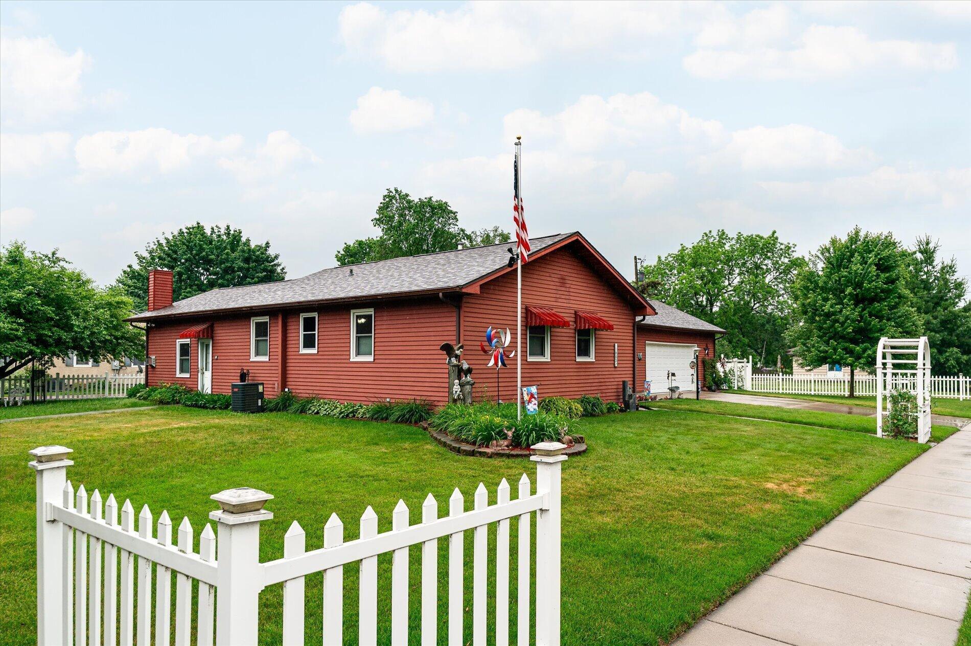 1003 S Elm St, La Crescent, MN 55947