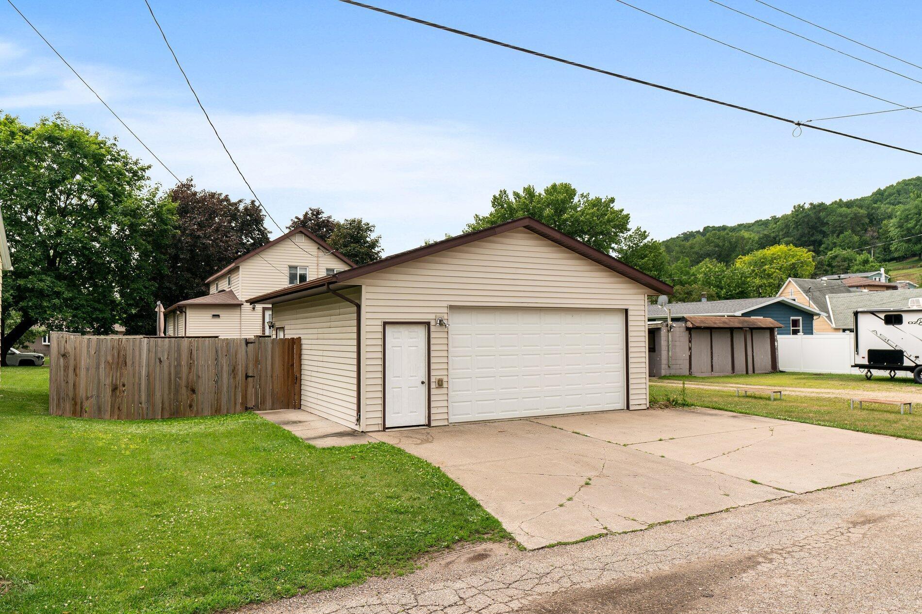 608 S 2nd St, La Crescent, MN 55947