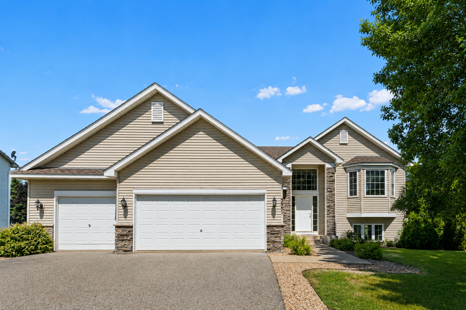 3951 Landings Dr, Saint Bonifacius, MN 55375