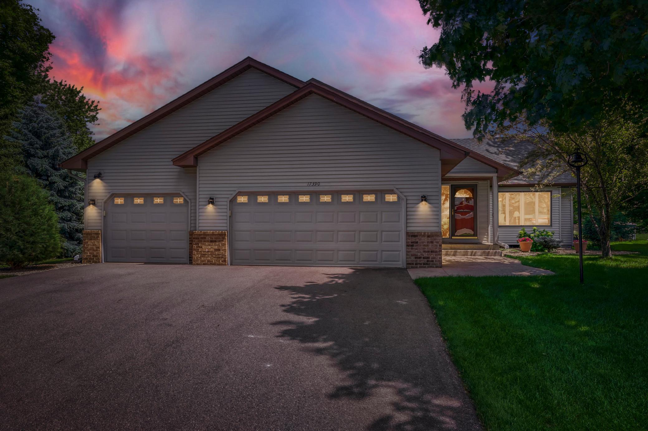 17390 Greenview Cir, Lakeville, MN 55044
