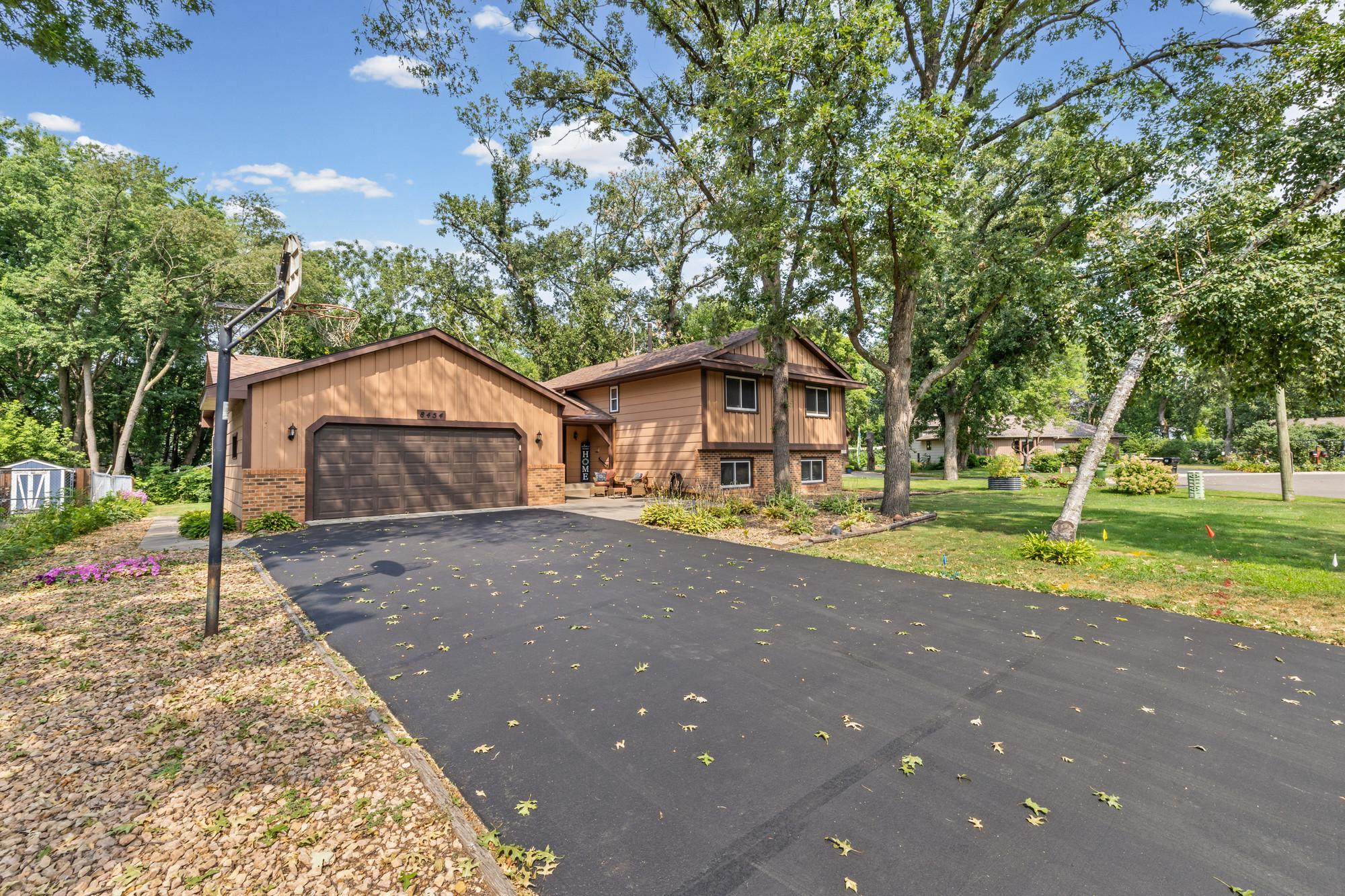 8454 Pleasant View Dr, Mounds View, MN 55112