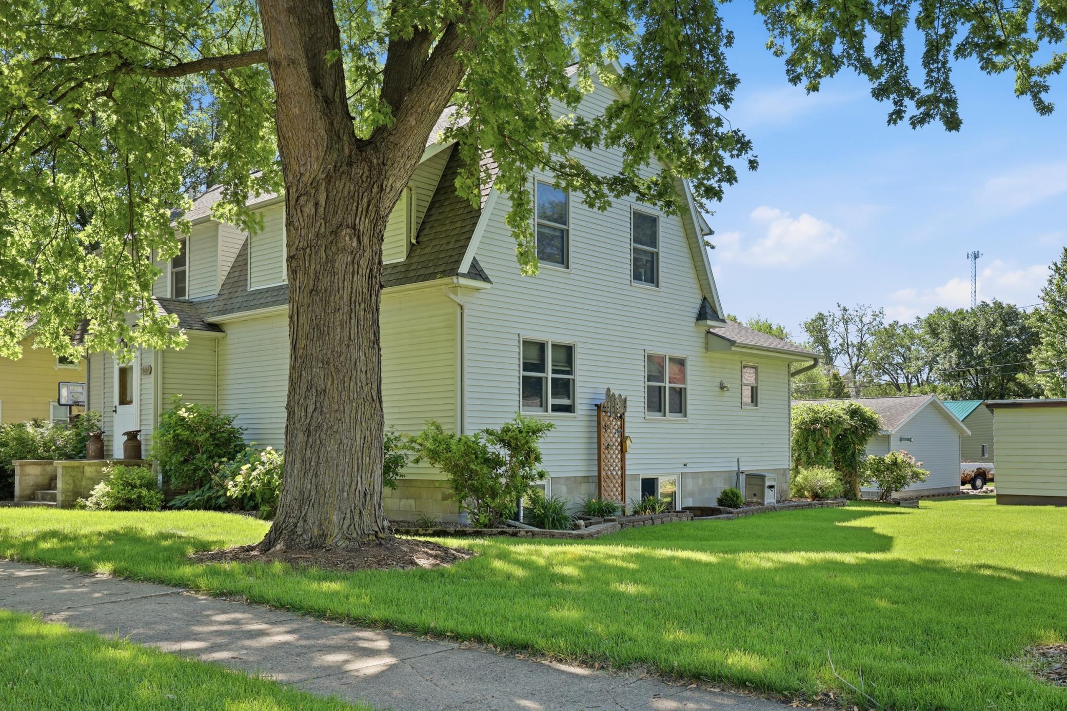 424 E 11th St, Gibbon, MN 55335