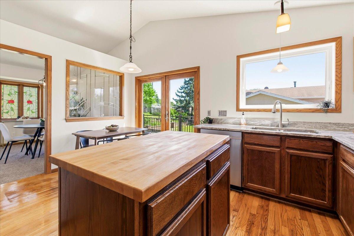 3836 Westbury Ln, Eagan, MN 55123