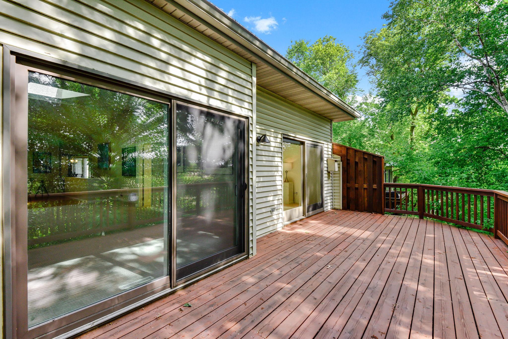 562 Deer Ridge Ln S, Maplewood, MN 55119