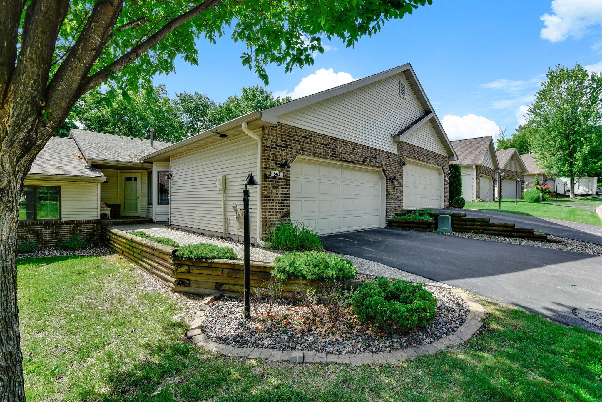 562 Deer Ridge Ln S, Maplewood, MN 55119