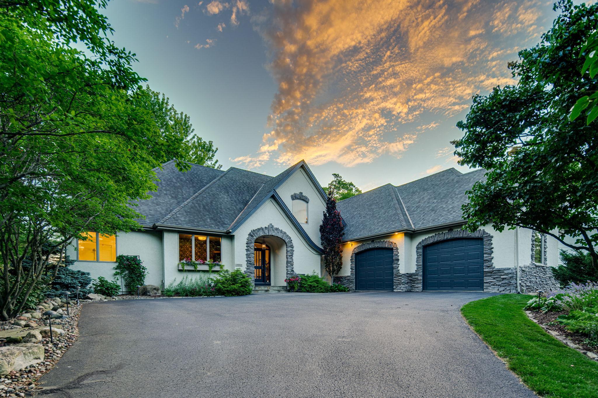 19001 Orchard Trl, Lakeville, MN 55044