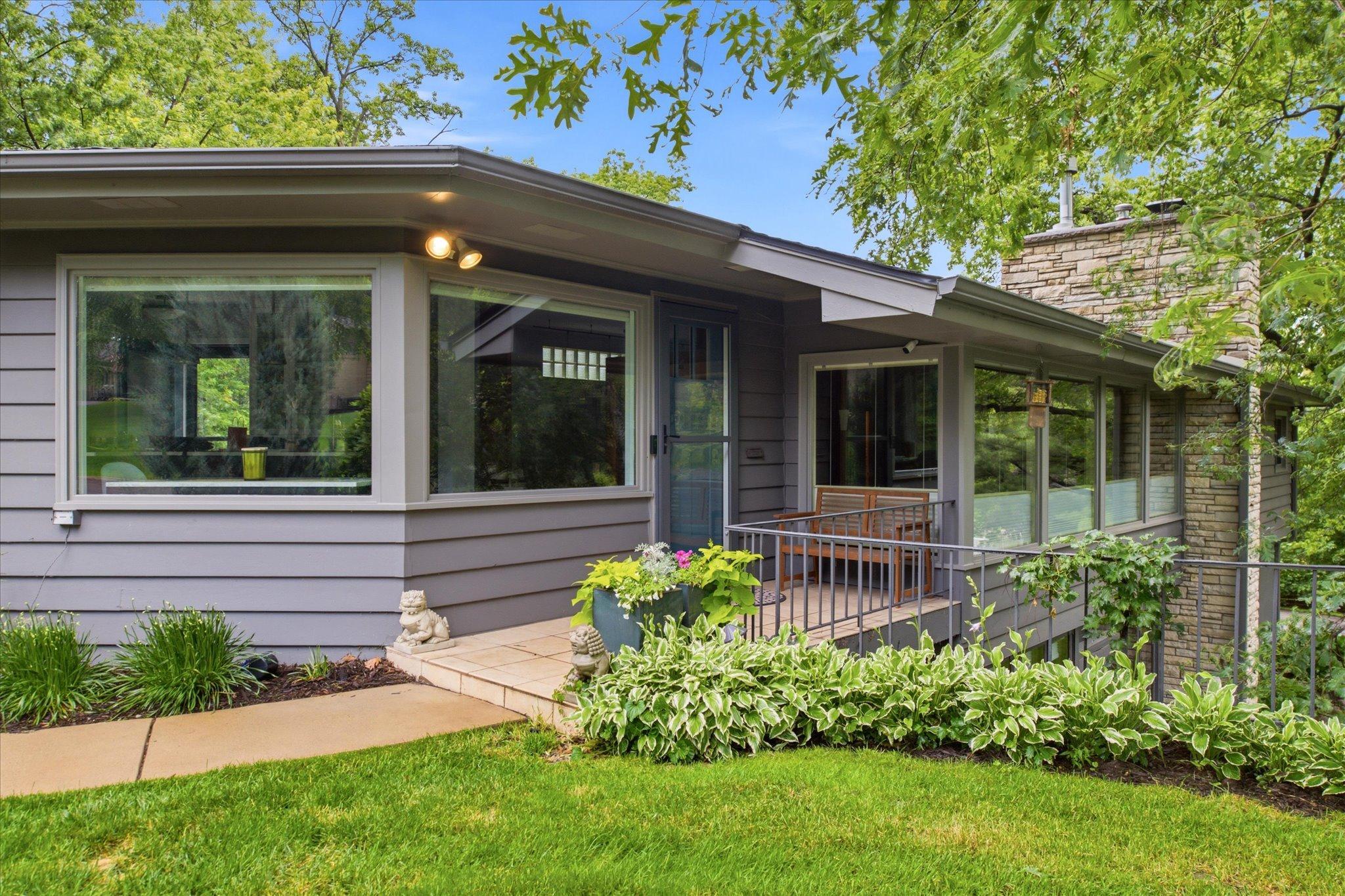 301 Ardmore Dr, Golden Valley, MN 55422